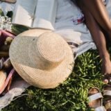 Carte deschisă și o ceașcă de cafea pe pervazul unei ferestre, într-un colț liniștit pentru lectură